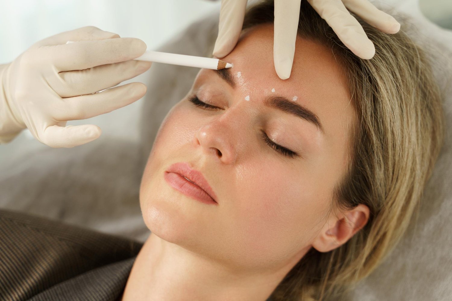 doctor-making-marks-clients-face-before-filler-injections-aesthetics-medical-clinic